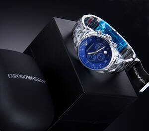 Armani AR5860. Herrechronograf i stål med blå skive