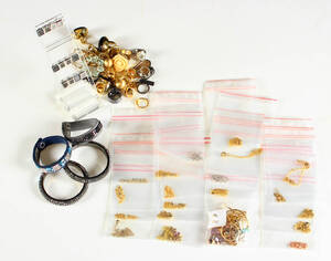 Samling smykker af forgyldt sterlingsølv m.v. 