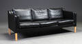 Dansk møbelproducent. Tre-personers sofa af sort læder