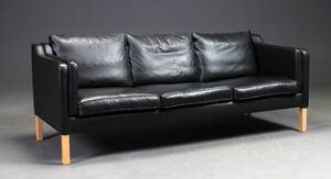 Dansk møbelproducent. Tre-personers sofa af sort læder