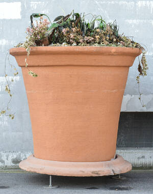 Stor blomsterkrukke af lertøj med underskål i form af urtepotteskjuler.  H. 125 cm.