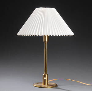 Fog  Mørup. Kongelys bordlampe med stel af messingfarvet metal