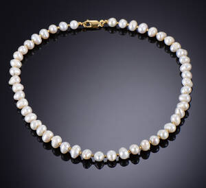 Halskæde af ferskvands kulturperler og guld
