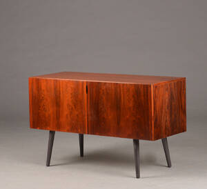 Lille skænk af fineret palisander. Denne vare er sat til omsalg under nyt varenummer 4862743