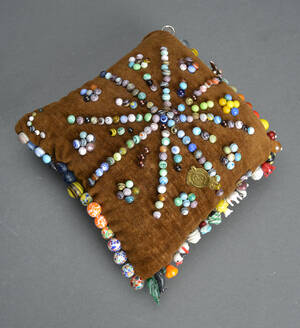 Nålepude med nipsenåle. 1900-tallet Denne vare er sat til omsalg under nyt varenummer 4639255