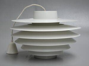 Svend Middelboe. Verona pendel, hvidlakeret aluminium