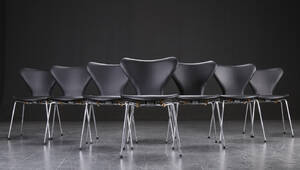 Arne Jacobsen. 8 syverstole model 3107, sort læder 8 