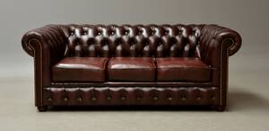 Chesterfield. Tre-personers sofa