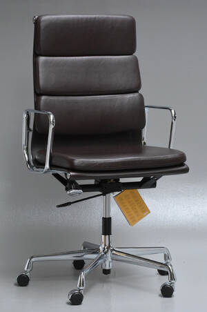 Charles Eames. Kontorstol, model EA 219 i mørkt brunt læder 