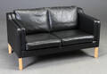 Dansk møbelproducent. To-personers sofa af sort læder