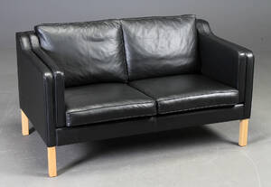 Dansk møbelproducent. To-personers sofa af sort læder
