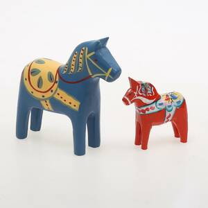 DALAHÄSTAR. En röd och en blå.