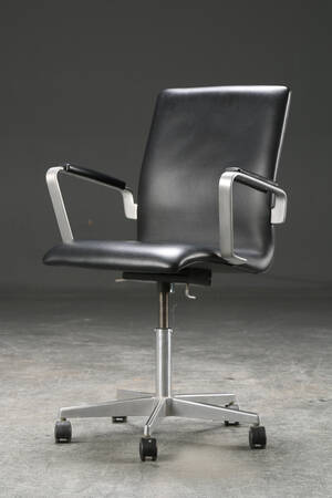 Arne Jacobsen. Oxford stol med sort læder, model 3271