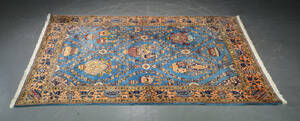 Figuralt tæppe, 280 x 194 cm. Qum