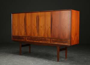 Høj skænk af teak, 1960erne, dansk møbelproducent