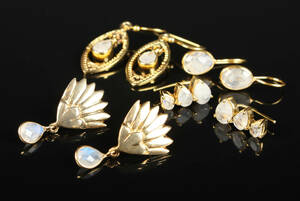 Samling øreringe med månesten, forgyldt sterlingsølv 4 par Denne vare er sat til omsalg under nyt varenummer 4522333