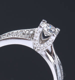 Brillantring af 14 kt. hvidguld med brillantslebne diamanter, i alt ca. 0.56 ct