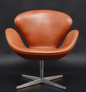 Arne Jacobsen. Svanen. Hvilestol, model 3320. Ny og ubrugt med nummerbevis.
