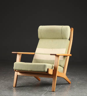Hans J. Wegner. Højrygget lænestol af egetræ, model GE290