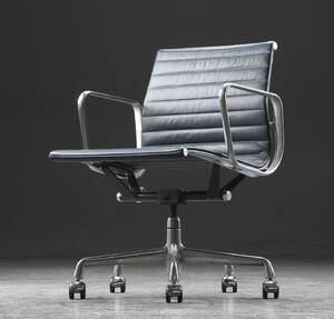 Charles Eames. Kontorstol fra serien Aluminium Group Konference, Navy Blue