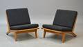 Hans J. Wegner. Et par lænestole af eg, model 375. 2