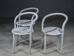 Niels Gammelgaard  Lars Mathiesen. Pelikan design. 3 udendørsstole, galvaniserede stel 3