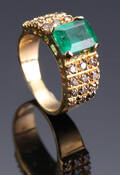 Ring i guld 14 kt, prydet med brillanter og smaragd Denne vare er sat til omsalg under nyt varenummer 4444898
