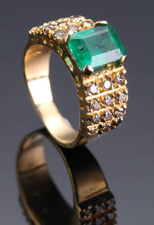 Ring i guld 14 kt, prydet med brillanter og smaragd Denne vare er sat til omsalg under nyt varenummer 4444898