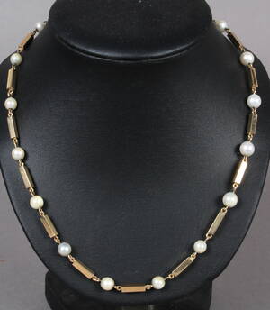 Halskæde af 14 kt guld med perler, 31,8 gram Denne vare er sat til omsalg under nyt varenummer 4635945