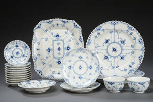 Royal Copenhagen. Musselmalet, hel- og halvblonde, dele af porcelæn 18