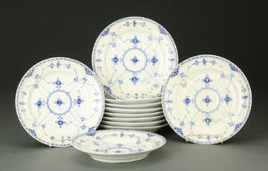 Royal Copenhagen. Musselmalet, halvblonde riflet, 12 tallerkener nr. 572 11