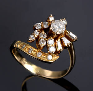 Brillantring af 18 kt. guld, i alt ca. 0.75 ct