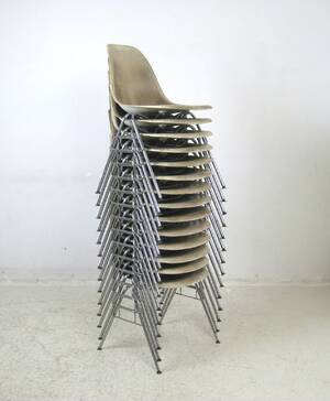 Charles  Ray Eames, Set Stühle Modell DSS von Vitra 14 Diese Ware steht erneut zur Auktion unter der Warennummer rnrn4253971