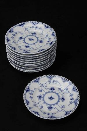 Royal Copenhagen. Musselmalet, helblonde. Elleve tallerkener af porcelæn, nr. 1087 11