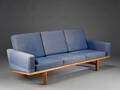 Hans J. Wegner. Tre-pers. sofa, eg, model GE-2363