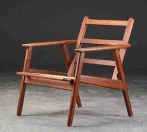Lænestol af teaktræ, dansk møbelproducent