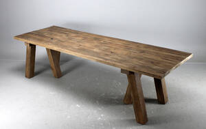 LangbordSpisebord i fransk antik landstil. Af genanvendt gammelt træ Denne vare er sat til omsalg under nyt varenummer 4292097