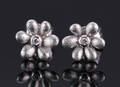  Par Blomst ørestikker af 18 kt satineret hvidguld, Ole Lynggaard.