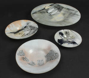 Samling fade af farvet glas. 4