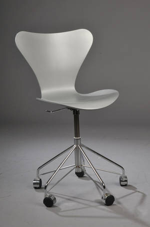 Arne Jacobsen 1902- 1971. Kontorstol med sølvlak.