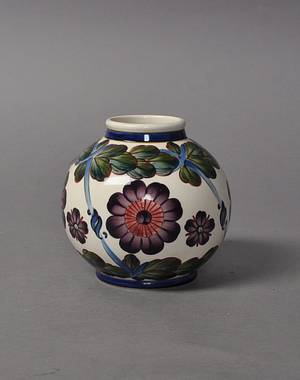 Aluminia - vase m blomster af fajance. Denne auktion er annulleret - se nu vare 1944733