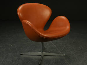 Arne Jacobsen. Svane lænestol, cognacfarvet læder 