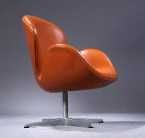 Arne Jacobsen . Lounge stol, model 3320 Svanen i cognacfarvet læder 