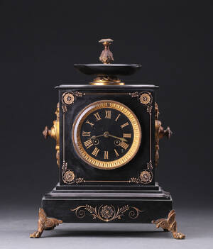 Kaminur af sort marmor. Ca. 1900
