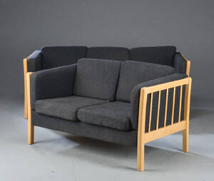 Dansk møbelproducent. Tre-pers, samt to-pers sofa, møbelstof 2