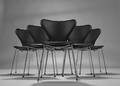 Arne Jacobsen. Et sæt på seks stole Syveren, model 3107, sort læder, Ny siddehøjde 46,5 cm. 6