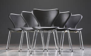 Arne Jacobsen. Seks syverstole model 3107, sort læder 6  