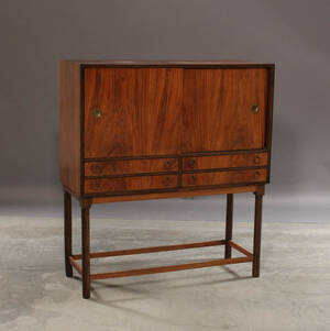 Dansk møbelproducent.Høj skænk af fineret palisander