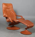 Berg Furniture. Lænestol samt skammel på drejesokkel.