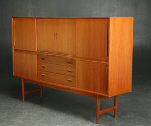 Skænk af teak, 1950erne, dansk møbelproducent